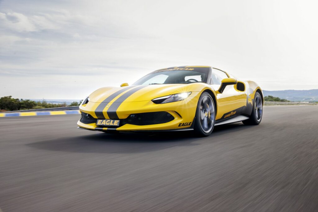 Ferrari sur la piste du circuit de Mireval, shooting pour Goodyear