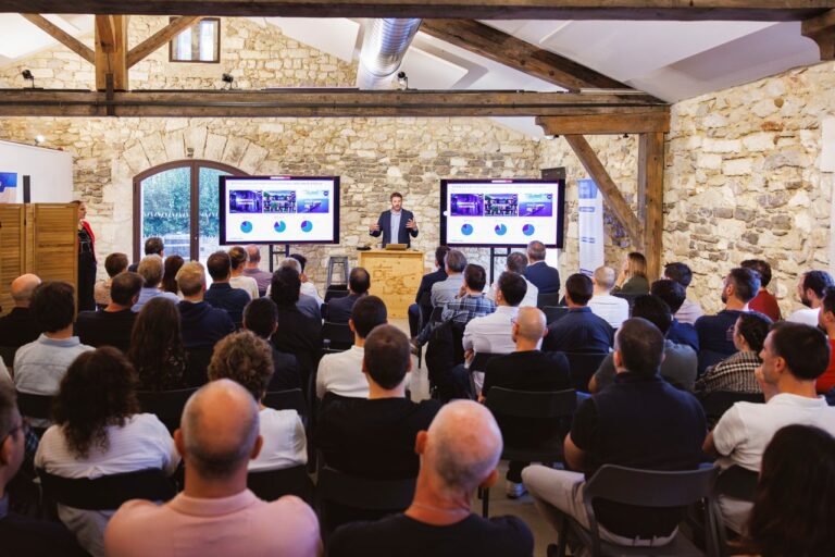 Salle de conférence voûtée en pierre au Domaine Decalage pendant l’événement Océasoft
